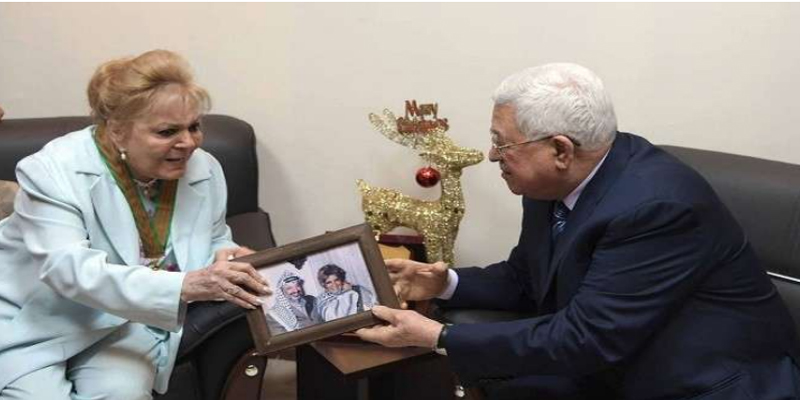 الرئيس الفلسطيني يقلد الفنانة نادية لطفي وسام القدس